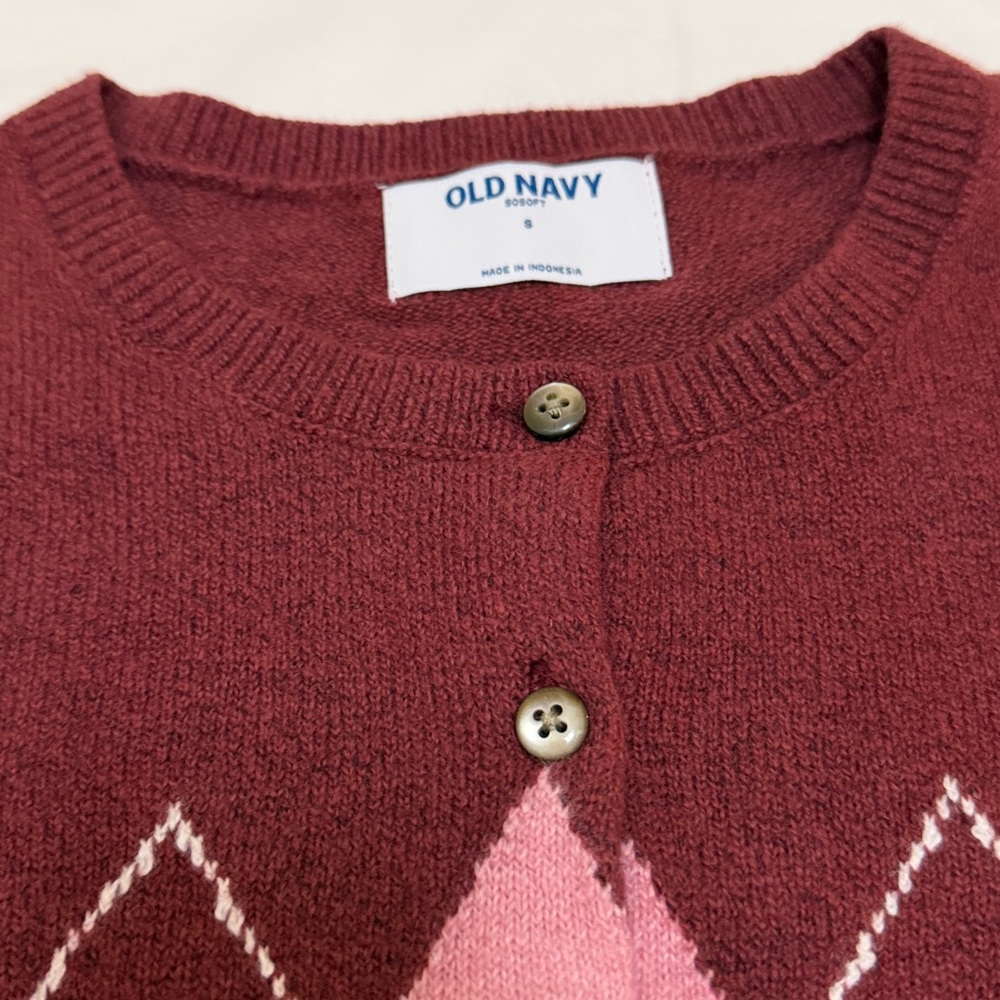 Old Navy Sosoft Burgundy Argyle Cardigan with Pink & Beige Diamonds S NWT - Picture 3 of 5